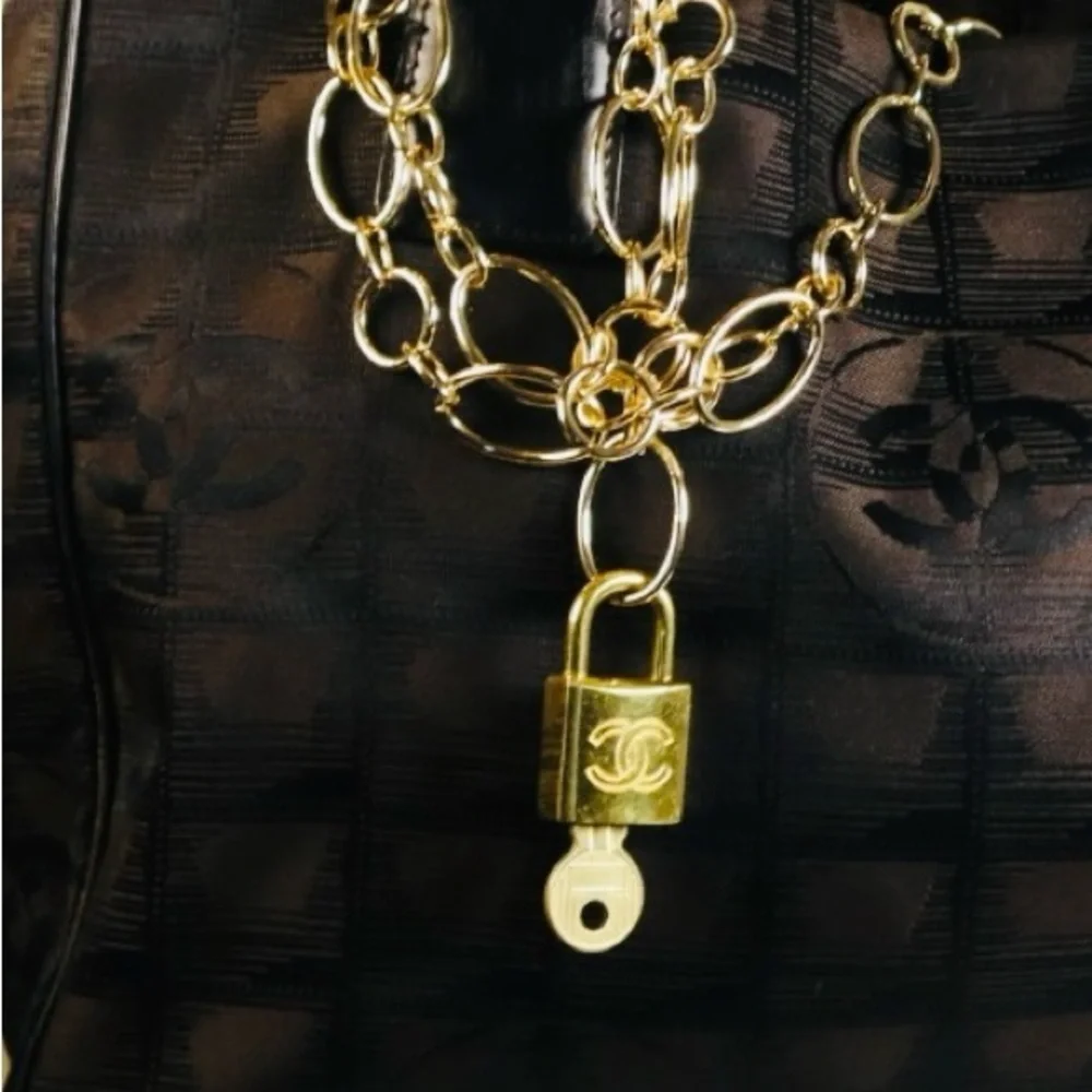 “Host Pick” CHANEL VTG Authentic Padlock & Key Set Rare